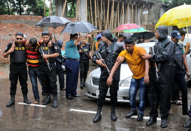 আজিমপুর এলাকায় বন্দুকযুদ্ধে আহত দুজন ‘ছিনতাইকারীকে’ হাসপাতালে নিয়ে যায় র্যাব। আজিমপুর এলাকায় বন্দুকযুদ্ধে আহত দুজন ‘ছিনতাইকারীকে’ হাসপাতালে নিয়ে যায় র্যাব।