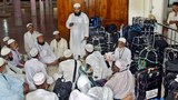 হজ ক্যাম্পে এভাবেই ফ্লাইটের অপেক্ষায় থেকে চরম ভোগান্তি পোহাচ্ছেন হজযাত্রীরা।