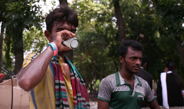 সূর্যের প্রখর দাবদাহে তৃষ্ণা মেটাতে আখের রস, ডাব, শরবত ও কোমল পানীয়ের বিক্রি বেড়েছে। ছবিটি ঢাকা বিশ্ববিদ্যালয়ের টিএসসি এলাকা থেকে তোলা। মে ২২, ২০১৭।