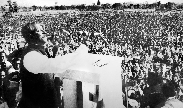 ১৯৭১ সালের ৭ মার্চ ঢাকার রেসকোর্স ময়দানের জনসভায় ভাষণরত বঙ্গবন্ধু শেখ মুজিবুর রহমান।