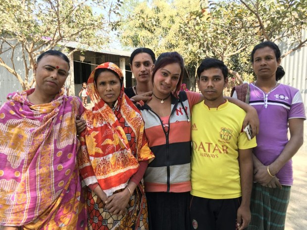 দিনাজপুরের 'মানবপল্লী’তে সাধারণ মানুষদের সাথেই হিজড়ারা বসবাস করছেন। দিনাজপুরের 'মানবপল্লী’তে সাধারণ মানুষদের সাথেই হিজড়ারা বসবাস করছেন।