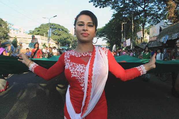 ঢাকায় বাংলাদেশের প্রথম হিজড়া প্রাইড ডে’র শোভাযাত্রায় তৃতীয় লিঙ্গের মানুষেরা। ঢাকায় বাংলাদেশের প্রথম হিজড়া প্রাইড ডে’র শোভাযাত্রায় তৃতীয় লিঙ্গের মানুষেরা।