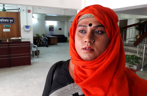 ঢাকায় মতবিনিময় সভার আগে ‘সমাজ উন্নয়নে অসামান্য অবদান রেখেছেন যে নারী’ বিভাগে ২০১৬ সালে ‘শ্রেষ্ঠ জয়িতা’ পুরস্কার পাওয়া হিজড়া আরিফা ইয়াসমিন ময়ূরী কথা বলছেন বেনারের সাথে। ঢাকায় মতবিনিময় সভার আগে ‘সমাজ উন্নয়নে অসামান্য অবদান রেখেছেন যে নারী’ বিভাগে ২০১৬ সালে ‘শ্রেষ্ঠ জয়িতা’ পুরস্কার পাওয়া হিজড়া আরিফা ইয়াসমিন ময়ূরী কথা বলছেন বেনারের সাথে।
