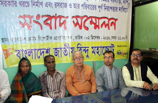 সংবাদ সম্মেলনে রসরাজের মা ও বাবা। সংবাদ সম্মেলনে রসরাজের মা ও বাবা।