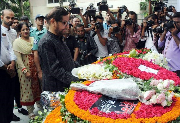 হলি আর্টিজানে নিহতদের প্রতি শ্রদ্ধা জানান সংস্কৃতিমন্ত্রী আসাদুজ্জামান নূর। হলি আর্টিজানে নিহতদের প্রতি শ্রদ্ধা জানান সংস্কৃতিমন্ত্রী আসাদুজ্জামান নূর।