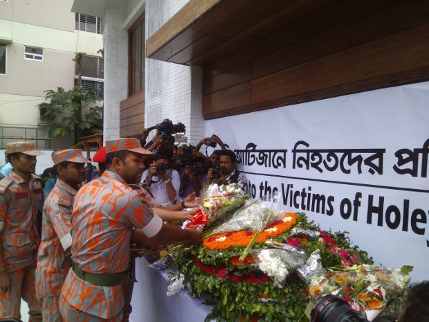 হলি আর্টিজানে হামলার এক বছর পূর্তিতে নিহতের প্রতি শ্রদ্ধা জানায় বাংলাদেশ। হলি আর্টিজানে হামলার এক বছর পূর্তিতে নিহতের প্রতি শ্রদ্ধা জানায় বাংলাদেশ।