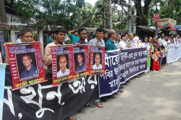 জাতীয় প্রেসক্লাবের সামনে গুম হওয়া ব্যক্তিদের পরিবারের সদস্যরা স্বজনদের ফেরত চেয়ে মানববন্ধন করেন জাতীয় প্রেসক্লাবের সামনে গুম হওয়া ব্যক্তিদের পরিবারের সদস্যরা স্বজনদের ফেরত চেয়ে মানববন্ধন করেন