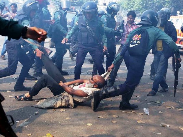 হরতাল চলাকালে পরিবেশবাদীদের ওপর এভাবেই হামলা চালায় পুলিশ। হরতাল চলাকালে পরিবেশবাদীদের ওপর এভাবেই হামলা চালায় পুলিশ।