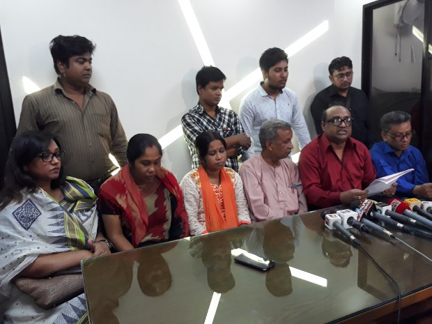 উৎপলকে ফিরে পেতে রাজধানীর ক্রাইম রিপোর্টার্স অ্যাসোসিয়েশন (ক্র্যাব) মিলনায়তনে আয়োজিত সংবাদ সম্মেলনে তাঁর পরিবার ও সহকর্মীরা। উৎপলকে ফিরে পেতে রাজধানীর ক্রাইম রিপোর্টার্স অ্যাসোসিয়েশন (ক্র্যাব) মিলনায়তনে আয়োজিত সংবাদ সম্মেলনে তাঁর পরিবার ও সহকর্মীরা।