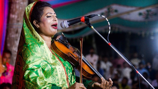 ধর্মীয় অনুভূতিতে আঘাতের অভিযোগে বাউল রিতা দেওয়ানের বিরুদ্ধে গ্রেপ্তারি পরোয়ানা