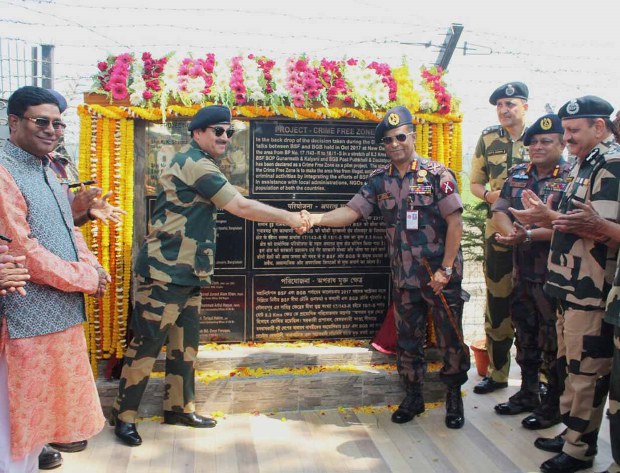 পশ্চিমবঙ্গের নদীয়া জেলার কল্যাণীতে ভারত-বাংলাদেশ সীমান্তে পরীক্ষামূলক অপরাধমুক্ত এলাকা ঘোষণার স্মারক উদ্বোধনের পর করমর্দন করছেন বিএসএফ ও বিজিবির প্রধান। পশ্চিমবঙ্গের নদীয়া জেলার কল্যাণীতে ভারত-বাংলাদেশ সীমান্তে পরীক্ষামূলক অপরাধমুক্ত এলাকা ঘোষণার স্মারক উদ্বোধনের পর করমর্দন করছেন বিএসএফ ও বিজিবির প্রধান।