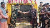 পশ্চিমবঙ্গের নদীয়া জেলার কল্যাণীতে ভারত-বাংলাদেশ সীমান্তে পরীক্ষামূলক অপরাধমুক্ত এলাকা ঘোষণার স্মারক উদ্বোধনের পর করমর্দন করছেন বিএসএফ ও বিজিবির প্রধান।
