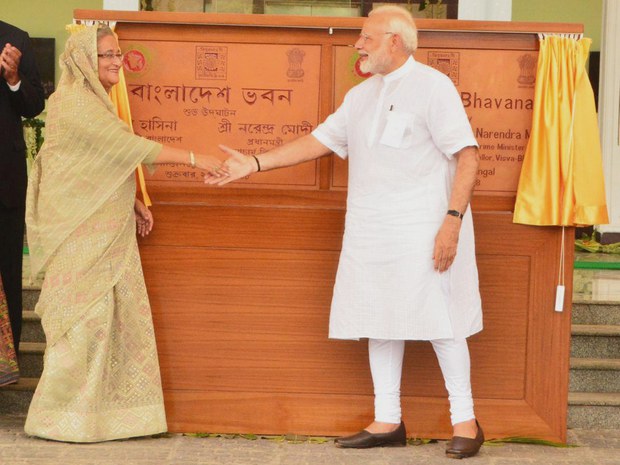 শান্তিনিকেতনে বিশ্বভারতীতে বাংলাদেশ ভবনের ফলক উন্মোচনের পর করমর্দন করেন বাংলাদেশের প্রধানমন্ত্রী শেখ হাসিনা ও ভারতের প্রধানমন্ত্রী নরেন্দ্র মোদী। শান্তিনিকেতনে বিশ্বভারতীতে বাংলাদেশ ভবনের ফলক উন্মোচনের পর করমর্দন করেন বাংলাদেশের প্রধানমন্ত্রী শেখ হাসিনা ও ভারতের প্রধানমন্ত্রী নরেন্দ্র মোদী।