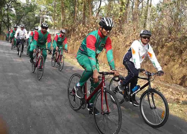 যৌথ সাইক্লিংয়ে অংশ নেওয়া দুই দেশের সৈন্যরা। যৌথ সাইক্লিংয়ে অংশ নেওয়া দুই দেশের সৈন্যরা।