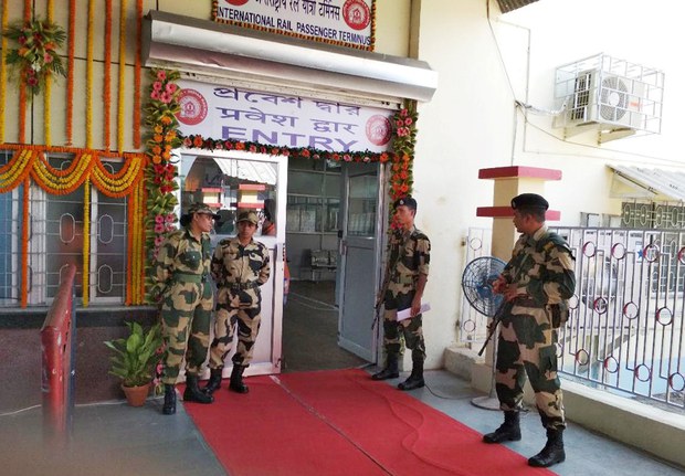 কলকাতা স্টেশনে মৈত্রী এক্সপ্রেসের যাত্রীদের জন্য আন্তর্জাতিক টার্মিনাল পাহারায় বিএসএফ জওয়ানরা। কলকাতা স্টেশনে মৈত্রী এক্সপ্রেসের যাত্রীদের জন্য আন্তর্জাতিক টার্মিনাল পাহারায় বিএসএফ জওয়ানরা।