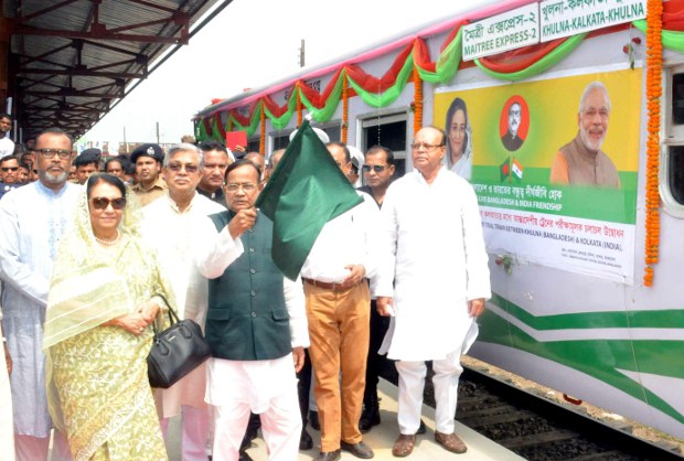 খুলনা-কলকাতা রুটে দ্বিতীয় মৈত্রী ট্রেনের পরীক্ষামূলক চলাচল অনুষ্ঠানে রেলমন্ত্রী মুজিবুল হক। খুলনা-কলকাতা রুটে দ্বিতীয় মৈত্রী ট্রেনের পরীক্ষামূলক চলাচল অনুষ্ঠানে রেলমন্ত্রী মুজিবুল হক।