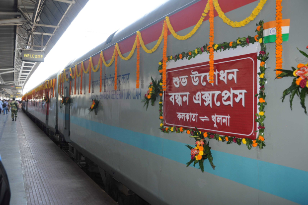কলকাতা স্টেশনে যাত্রা শুরুর অপেক্ষায় বন্ধন ট্রেন। ৯ নভেম্বর ২০১৭।