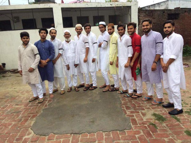 সাম্প্রদায়িক সহিংসতার প্রতিবাদে ঈদের দিনে মুসলিমদের কালো ব্যাজ ধারণ। সাম্প্রদায়িক সহিংসতার প্রতিবাদে ঈদের দিনে মুসলিমদের কালো ব্যাজ ধারণ।