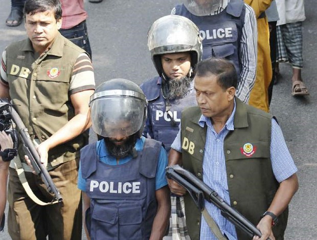 জঙ্গি দমন অভিযানে গ্রেপ্তার হওয়া জঙ্গিদের আদালত ও জেলখানায় এভাবেই নেওয়া হয় জঙ্গি দমন অভিযানে গ্রেপ্তার হওয়া জঙ্গিদের আদালত ও জেলখানায় এভাবেই নেওয়া হয়