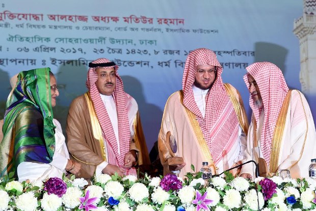 অনুষ্ঠানের প্রধানমন্ত্রী শেখ হাসিনার সঙ্গে কুশল বিনিময় করেন সৌদি আরবের ইমামেরা। অনুষ্ঠানের প্রধানমন্ত্রী শেখ হাসিনার সঙ্গে কুশল বিনিময় করেন সৌদি আরবের ইমামেরা।