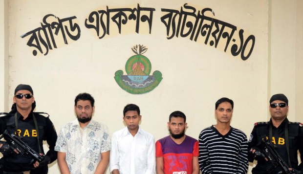 জেএমবির তথ্যপ্রযুক্তি বিভাগের প্রধানসহ চারজনকে গ্রেপ্তার করে র্যাব। জেএমবির তথ্যপ্রযুক্তি বিভাগের প্রধানসহ চারজনকে গ্রেপ্তার করে র্যাব।