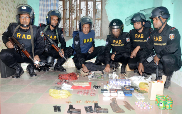 জেএমবির তথ্যপ্রযুক্তি বিভাগের প্রধানসহ চারজনের কাছ থেকে উদ্ধার করা অস্ত্র ও বিভিন্ন সরঞ্জাম।