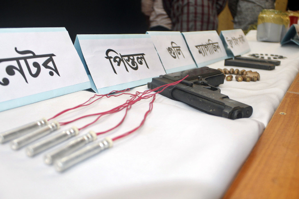 জঙ্গিদের কাছ থেকে উদ্ধার হওয়া পিস্তল, গুলি ও ম্যাগজিন।