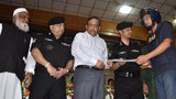 দুই জঙ্গির হাতে ৫ লাখ টাকা করে পুরস্কার তুলে দেন স্বরাষ্ট্রমন্ত্রী