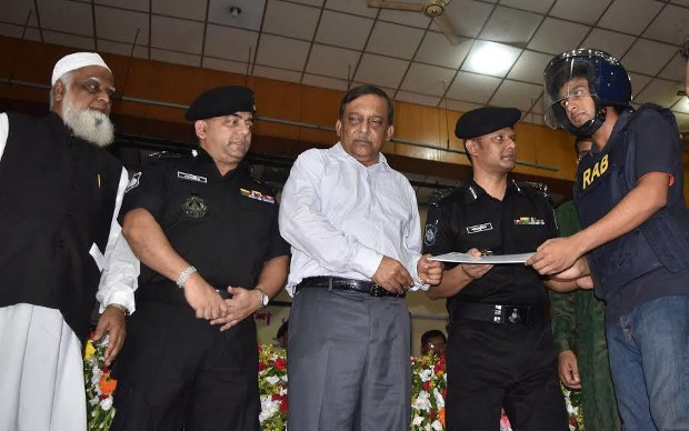 দুই জঙ্গির হাতে ৫ লাখ টাকা করে পুরস্কার তুলে দেন স্বরাষ্ট্রমন্ত্রী দুই জঙ্গির হাতে ৫ লাখ টাকা করে পুরস্কার তুলে দেন স্বরাষ্ট্রমন্ত্রী