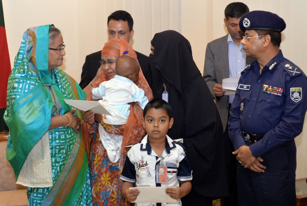 প্রধানমন্ত্রী শেখ হাসিনা জঙ্গি হামলায় নিহত পুলিশ পরিবারের স্বজনদের আর্থিক সহায়তা দেন। 