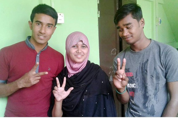 রায় ঘোষণার পর স্বজনদের সঙ্গে খাদিজা। রায় ঘোষণার পর স্বজনদের সঙ্গে খাদিজা।