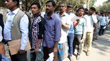বিদেশে যেতে স্বাস্থ্য পরীক্ষার জন্য শ্রমিকদের লাইন। 