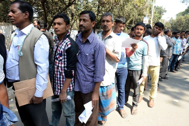 বিদেশে যেতে স্বাস্থ্য পরীক্ষার জন্য শ্রমিকদের লাইন। বিদেশে যেতে স্বাস্থ্য পরীক্ষার জন্য শ্রমিকদের লাইন।
