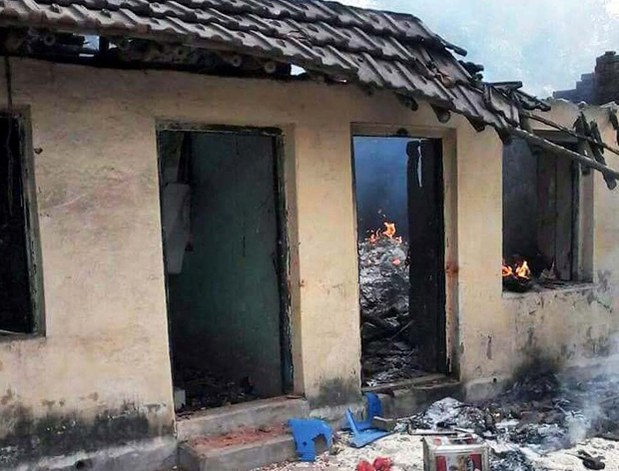 পশ্চিমবঙ্গের ধুলাগড়ে সাম্প্রদায়িক সংঘর্ষে বিধ্বস্ত একটি বাড়ি। পশ্চিমবঙ্গের ধুলাগড়ে সাম্প্রদায়িক সংঘর্ষে বিধ্বস্ত একটি বাড়ি।