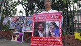 জুলহাজ ও তনয় হত্যাকাণ্ডের বিচারের দাবিতে ঢাকায় প্ল্যাকার্ড হাতে এক অধিকার কর্মী। 