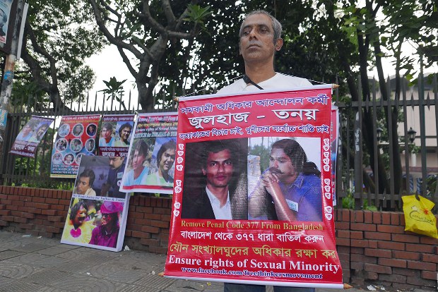 জুলহাজ ও তনয় হত্যাকাণ্ডের বিচারের দাবিতে ঢাকায় প্ল্যাকার্ড হাতে এক অধিকার কর্মী। জুলহাজ ও তনয় হত্যাকাণ্ডের বিচারের দাবিতে ঢাকায় প্ল্যাকার্ড হাতে এক অধিকার কর্মী।