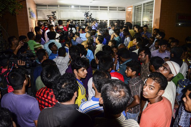 জুলহাজ ও তনয় হত্যাকাণ্ডের স্থানে গণমাধ্যম কর্মী ও দর্শনার্থীদের ভিড়।