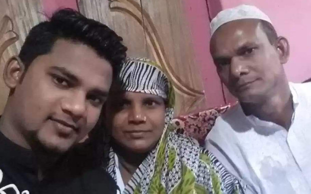 নারায়ণগঞ্জে নিজের বাড়িতে মা রাশেদা বেগম ও বাবা শাহ আলমের সাথে রায়হান কবির। 