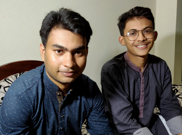 ভূমধ্যসাগরে ১০ মে রাতের নৌকাডুবির ঘটনায় বেঁচে যাওয়া ১৪ জন বাংলাদেশির একজন নোয়াখালীর বেগমগঞ্জের মঞ্জুর আলম হিমেল (বামে) দেশে ফিরেছেন ১৯ জুন। ছবিটি ঢাকায় তাঁর এক আত্মীয়ের বাসা থেকে তোলা। ২১ জুন ২০১৯।