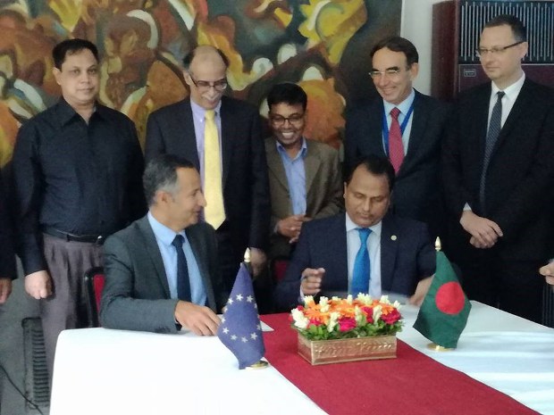 এসওপির বিষয় চূড়ান্ত হওয়ার পর স্বাক্ষর করছেন বাংলাদেশ-ইইউ প্রতিনিধরা। এসওপির বিষয় চূড়ান্ত হওয়ার পর স্বাক্ষর করছেন বাংলাদেশ-ইইউ প্রতিনিধরা।