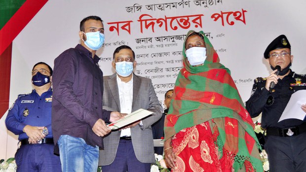 স্বাভাবিক জীবনে ফিরতে ঢাকায় নয় জঙ্গির আত্মসমর্পণ স্বাভাবিক জীবনে ফিরতে ঢাকায় নয় জঙ্গির আত্মসমর্পণ