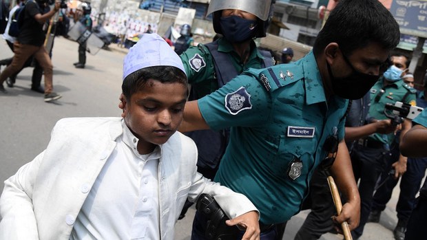 মোদি বিরোধী সহিংসতায় উস্কানির দায়ে ‘শিশুবক্তা’ মাদানীর বিচার শুরু মোদি বিরোধী সহিংসতায় উস্কানির দায়ে ‘শিশুবক্তা’ মাদানীর বিচার শুরু