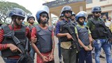 চট্টগ্রাম মেট্রোপলিটন পুলিশ সদর দপ্তরের সামনে গ্রেনেডসহ গ্রেপ্তার নব্য জেএমবির দুই জঙ্গি আশফাকুর রহমান (ডানে) ও রাকিবুল হাসান। 