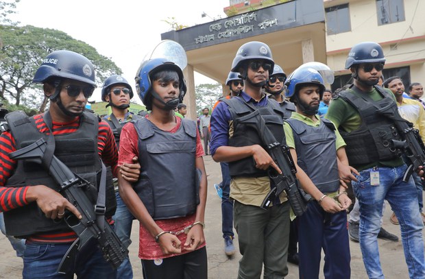 চট্টগ্রাম মেট্রোপলিটন পুলিশ সদর দপ্তরের সামনে গ্রেনেডসহ গ্রেপ্তার নব্য জেএমবির দুই জঙ্গি আশফাকুর রহমান (ডানে) ও রাকিবুল হাসান। চট্টগ্রাম মেট্রোপলিটন পুলিশ সদর দপ্তরের সামনে গ্রেনেডসহ গ্রেপ্তার নব্য জেএমবির দুই জঙ্গি আশফাকুর রহমান (ডানে) ও রাকিবুল হাসান।
