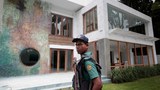জঙ্গি হামলার বর্ষপূর্তিতে ঢাকার গুলশানের হলি আর্টিজান বেকারির সামনে পুলিশ পাহারা। 