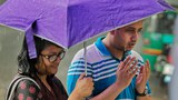 ২০১৬ সালের ১ জুলাই নব্য-জেএমবির জঙ্গিরা ঢাকার হালি আর্টিজান বেকারিতে জিম্মি করে বিদেশিসহ ২০ জনকে হত্যা করে। বৃষ্টির মধ্যে নিহতদের স্মৃতির প্রতি শ্রদ্ধা জানিয়ে প্রার্থনা করছেন এক যুগল। 