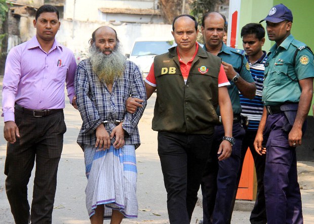 আদালতে নেওয়ার পথে মাওলানা আবুল কাশেম আদালতে নেওয়ার পথে মাওলানা আবুল কাশেম