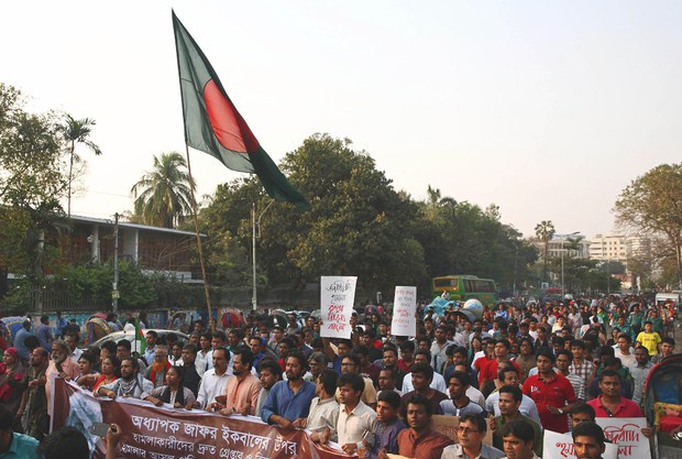 ড. জাফর ইকবালের ওপর হামলার প্রতিবাদে ঢাকার শাহবাগে গণজাগরণ মঞ্চের বিক্ষোভ মিছিল। ড. জাফর ইকবালের ওপর হামলার প্রতিবাদে ঢাকার শাহবাগে গণজাগরণ মঞ্চের বিক্ষোভ মিছিল।