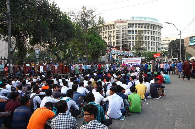 ড. জাফর ইকবালকে হত্যাচেষ্টার প্রতিবাদে ঢাকার শাহবাগে গণজাগরণে মঞ্চের বিক্ষোভ সমাবেশ। ড. জাফর ইকবালকে হত্যাচেষ্টার প্রতিবাদে ঢাকার শাহবাগে গণজাগরণে মঞ্চের বিক্ষোভ সমাবেশ।