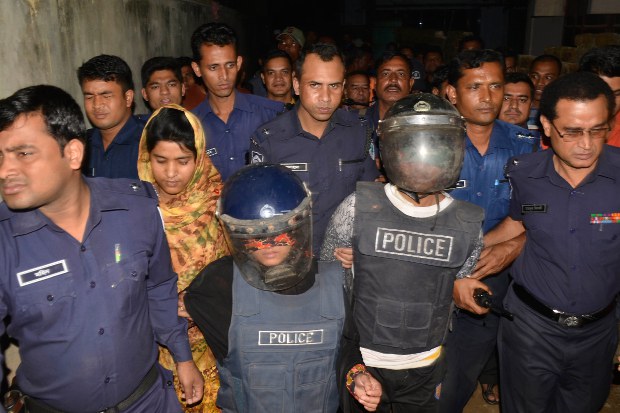 সন্তানসহ এক জঙ্গি দম্পতিকে চট্টগ্রামের সীতাকুণ্ড থেকে আটক করে পুলিশ। সন্তানসহ এক জঙ্গি দম্পতিকে চট্টগ্রামের সীতাকুণ্ড থেকে আটক করে পুলিশ।